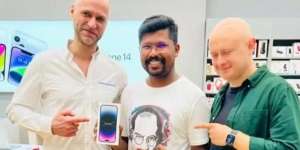 Fans Berat Steve Jobs, Pria Ini Rela Terbang ke Dubai dan Jadi Pemilik Pertama iPhone 14 di Negaranya