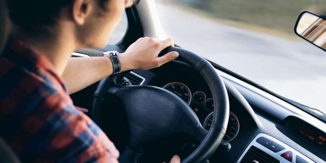 Sampai Sakit Leher, Pria India Pecahkan Rekor Mengemudi Mundur 16 Km Kurang dari 30 Menit!