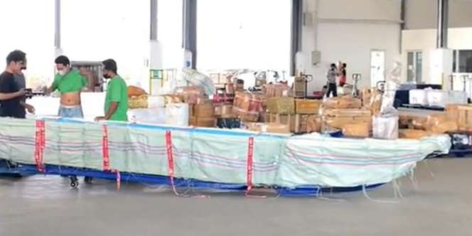 Wow! Penampakan Paket Super Besar, Kurir Cuma Bisa Geleng-Geleng Kepala 