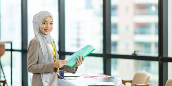 Beri Kesan Positif di Hari Pertama Kerja, 4 Inspirasi Berbusana Ini Bisa Dilakukan untuk Para Hijaber