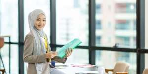 Beri Kesan Positif di Hari Pertama Kerja, 4 Inspirasi Berbusana Ini Bisa Dilakukan untuk Para Hijaber