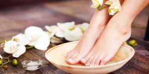 Tips Eksfoliasi Kulit Kaki Kering yang Kerap Terpapar Sinar Matahari