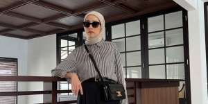 Inspirasi Outfit Ngantor ala Amelia Elle, Tetap Stylish dengan Gaya Santai
