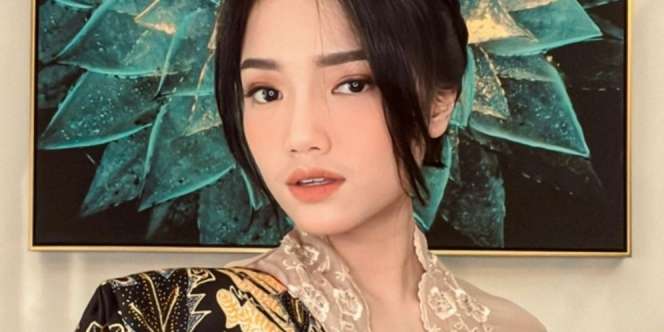 Pesona Fuji Tampil dengan Gaya ala Aktris Bollywood