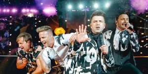 Nyesek Banget! Viral Fans Gagal Selfie Bareng Westlife saat Konser Gegara Alasan Sepele