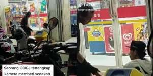 Momen ODGJ Beri Sedekah ke Pengemis, Senyum Semringah Usai Beri Uang
