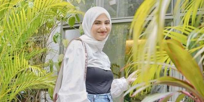 Gaya Busana Bumil Stylish ala Mira Agile