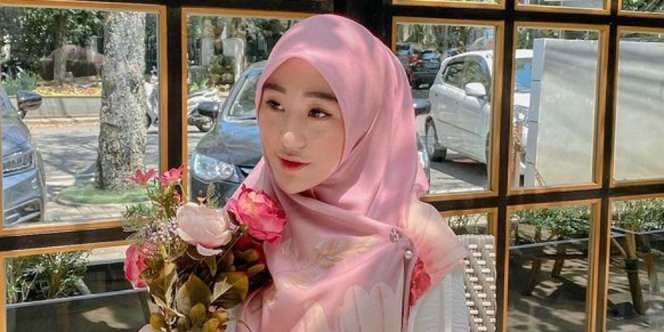 Intip Penampilan Cantik Larissa Chou dengan Outfit Color Blocking