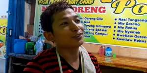 Berawal dari Anak Buah, Tidur pun Beralaskan Kardus, Kini Zaenal Sukses jadi Bos Warung Nasi Goreng