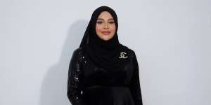 Gaya Casual Aurel Pakai Jumpsuit Tenteng Tas Buaya Ratusan Juta