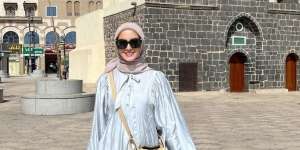 Ririn Ekawati Padukan Dress Bling Bling dan Tas Ungu Rp167 Juta