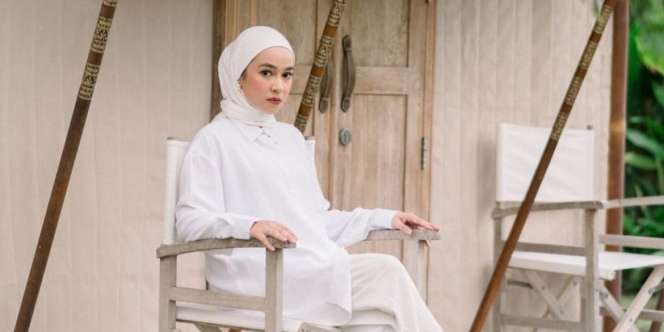 Tampil Serba Putih Tanpa Membosankan ala Aryani Fitriana