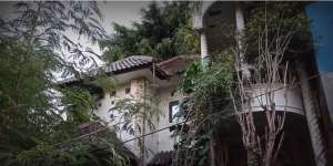 10 Potret Rumah Mewah bak Istana Terbengkalai 10 Tahun, Tinggalkan Banyak Barang Branded & Mobil Mahal!