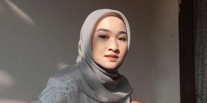 Tampil Chic ala Kiara Leswara dengan Busana Simpel