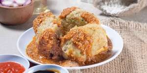 Dibuat dari Ikan Tenggiri, Tahu Siomay Ini Nikmatnya Dobel saat Dibalur Bumbu Kacang