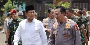 Momen Prabowo Sambangi Mabes Polri, Bawa Hadiah Pistol Spesial untuk Kapolri Jenderal Listyo