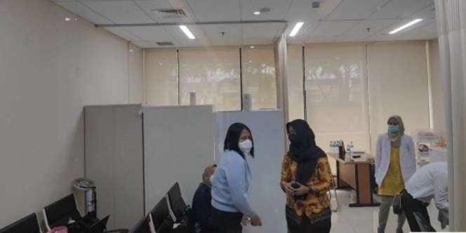 Potret Putri Candrawathi Kaget Diadang Wartawan saat Jalani Tes Kesehatan di Bareskrim Polri