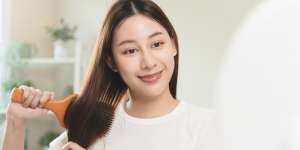 Tutorial 3 Gaya Rambut Simpel untuk Membuat Wajah Bulat Tampak Tirus