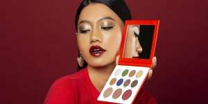 Mencoba Koleksi Penutup dari Kolaborasi Dear Me Beauty x KFC, Cocok Dibawa Traveling!