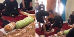 Masih Memakai Toga, Tangis Pilu Wisudawati Pecah Bertemu Ibunda yang Baru Tiada