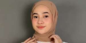 Tutorial Pashmina Instan untuk Hangout, Simpel tapi Manis