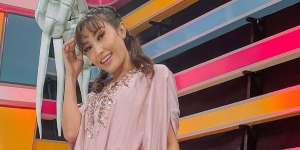 Glamornya Style Ayu Dewi Main Tenis, Pakai Tas Rp79,3 Juta