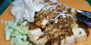 Sedapnya Tahu Telur Berlumur Bumbu Kacang