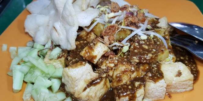 Sedapnya Tahu Telur Berlumur Bumbu Kacang