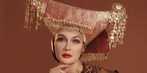 Luna Maya Tampil Elegan dengan Pakaian Adat Minangkabau