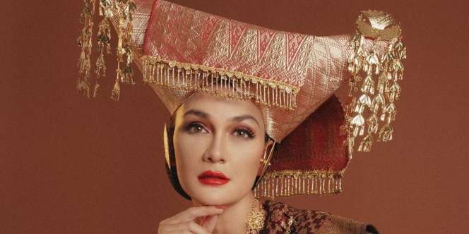 Luna Maya Tampil Elegan dengan Pakaian Adat Minangkabau