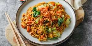 Lezatnya Bakmi Goreng Ayam Dua Lapis Ini, Bikin Makan Siang Jadi Puas Rasanya