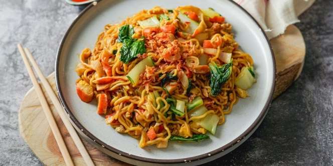 Lezatnya Bakmi Goreng Ayam Dua Lapis Ini, Bikin Makan Siang Jadi Puas Rasanya