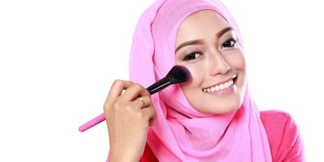 Dapatkan Wajah Tirus dalam Waktu Singkat dengan Teknik Pemakaian Blush MUA