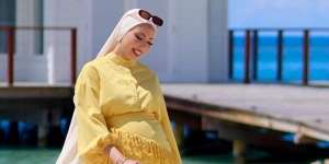 Pilihan Outfit Stylish nan Nyaman Saat Babymoon di Pantai 