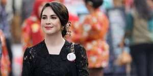 Aura Anggun Arumi Bachsin Berbalut Kebaya Hitam