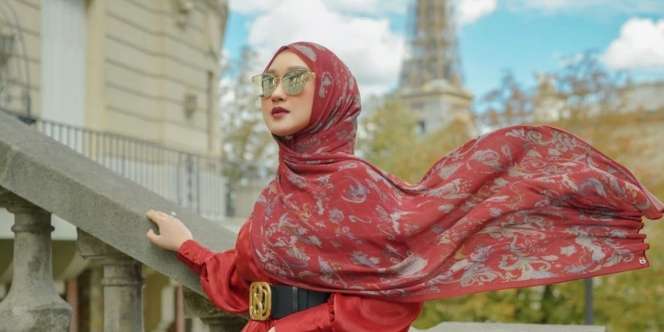 3 OOTD Mewah ala Dian Pelangi Saat di Paris