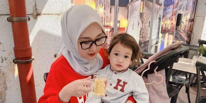 Style Nyaman Dian Pelangi Saat Liburan Bareng Anak