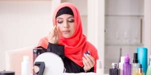 Lakukan Teknik Tightline Menggunakan Eyeliner Tanpa Rasa Perih dengan Cara Ini