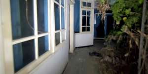 Potret Rumah Terbengkalai Milik Pengusaha Kaya, Masih Ada Perabotan Mahal dan Mobil Jeep!