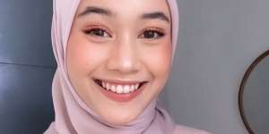Trik Kenakan Kerudung Segi Empat Anti Angin Kencang tapi Tetap Bebas Bergerak