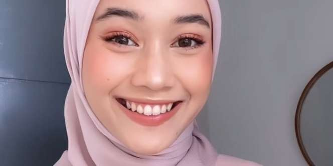 Trik Kenakan Kerudung Segi Empat Anti Angin Kencang tapi Tetap Bebas Bergerak