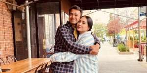 Pose Cantik Berlatar Marmer Pink di Rumah Baru, Sandal Nagita Slavina Bikin Salfok