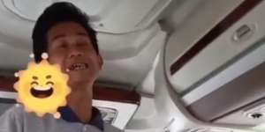Viral, Aksi Penjual Dodol Garut Jajakan Dagangannya pada Warga Garut