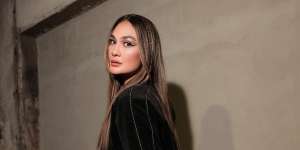 Luna Maya Syok Dapat Hadiah Mobil Mewah dari Pengagum Rahasia