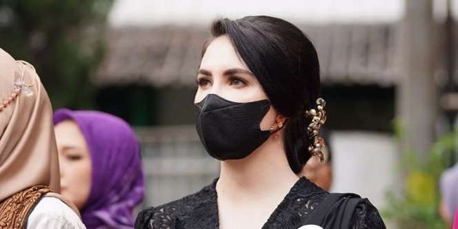 7 Potret Pesona Arumi Bachsin Pakai Kebaya Hitam di Parade Kebaya