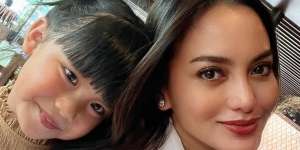 Pose Ririn Ekawati dan Putri Kecilnya yang Super Kompak