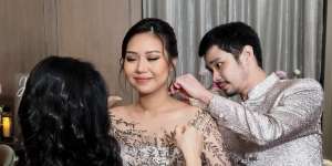 Sisca Kohl Tampil dengan Makeup Lebih Bold di Acara Kalungan