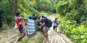 Ibu Baru Keguguran Terpaksa Ditandu ke Puskesmas, Sempat Terjatuh karena Jalan Berlumpur