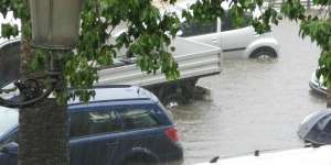 Mobil Terjebak Banjir? Begini Tips Agar Klaim Asuransi Cair