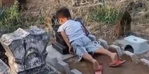 Bocah Datangi Nisan Sang Ayah, Kecup Kangen Sampai Telungkup